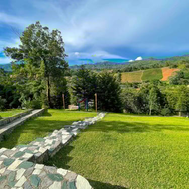 Vista a las montañas Constanza