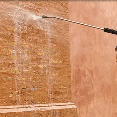 Eliminación de grafiti en la Plaza de Toros de Málaga mediante químico e hidrolavadora. por la empresa Sin Graffitis