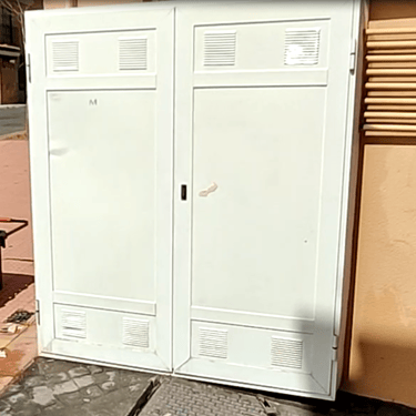 Armario eléctrico en Málaga después de la eliminación profesional de grafitis, completamente limpio
