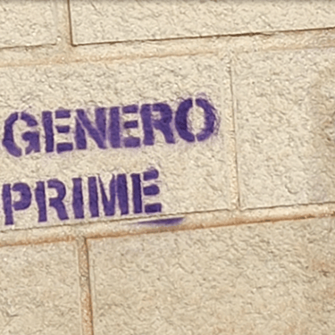 Graffiti en una pared de ladrillo antes y después de ser eliminado por el equipo de Sin Graffitis en Málaga