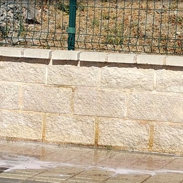 Graffiti en una pared de ladrillo antes y después de ser eliminado por el equipo de Sin Graffitis en Málaga