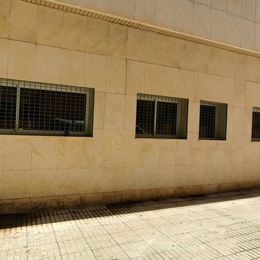 imagen de una fachada totalmente limpia despues de un tratamiento de limpieza de fachadas y eliminacion de graffitis