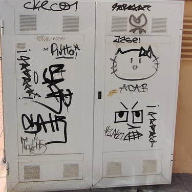 Armario eléctrico en Málaga con grafitis antes de la limpieza profesional de grafitis.
