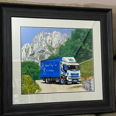 camion azul entre montañas en punto de cruz