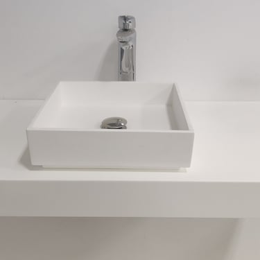 ΒΑΣΗ ΜΠΑΝΙΟΥ ΤΟΙΧΟΥ ΜΕ ΝΙΠΤΗΡΑ SOLID SURFACES