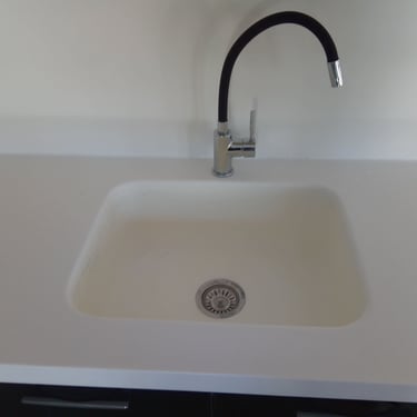 ΝΕΡΟΧΥΤΗΣ ΚΟΥΖΙΝΑΣ CORIAN