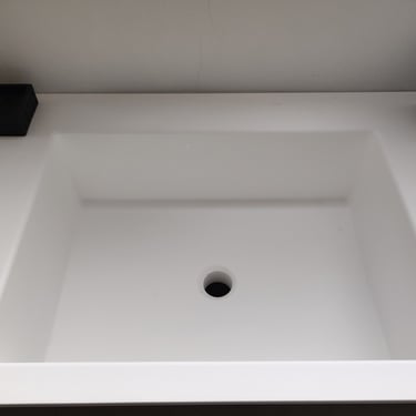 ΟΡΘΟΓΩΝΙΑ ΓΟΥΡΝΑ ΝΙΠΤΗΡΑ ΜΠΑΝΙΟΥ SOLID SURFACES