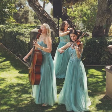 Musicians performing in the gardens of Finca Santa Katerina