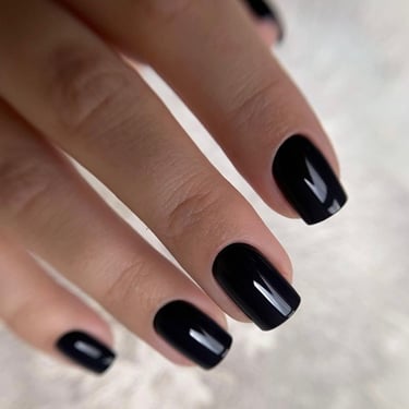 Black manikiuras su geliniu lakavimu Vilniuje