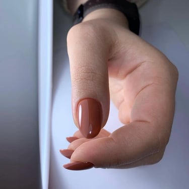 Nude 1 manikiuras su geliniu lakavimu Vilniuje