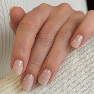 Nude 75 manikiuras su geliniu lakavimu Vilniuje