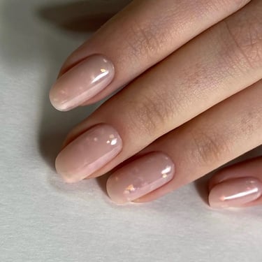 Nude manikiuras su geliniu lakavimu Vilniuje