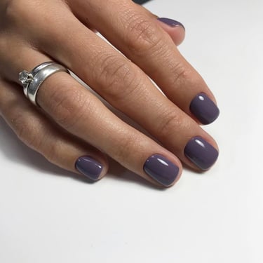Violetinis manikiuras su geliniu lakavimu Vilniuje