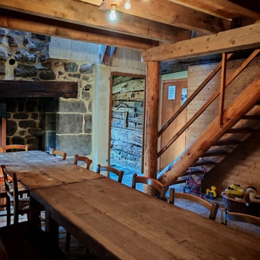 Salon chaleureux d'un grand gîte