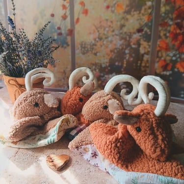 Doudou artisanal en tissu cousu main, doudou doux et rassurant pour bébé et jeune enfant