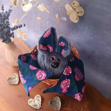 Peluche artisanale en tissu cousue main, création originale et compagnon de douceur Atelier Nequidia