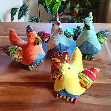 Peluche artisanale poule en tissu cousue main, création textile originale et colorée Atelier Nequidi