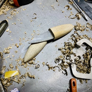 Knife making a wood crafting