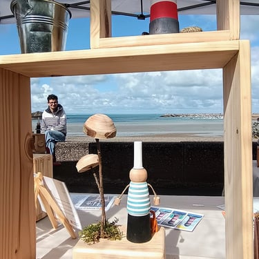 Stand de la fabrique en bois au marché des créateurs à Erquy.