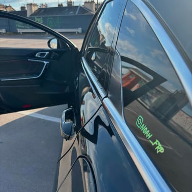 Découpe d’un sticker Instagram personnalisé en vinyle – création pour vitrine ou communication visuelle par 3DPM France