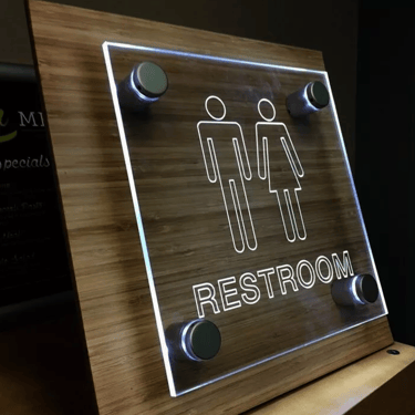 Panneau d’affichage toilettes gravé au laser – signalétique personnalisée réalisée par 3DPM France