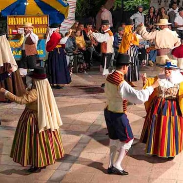 romeria de mogan, gente  bailando, majuelos