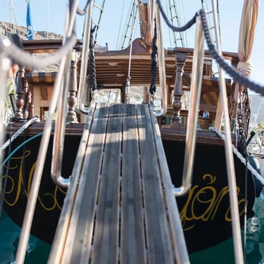 subida del barco mondragon, puerto de mogan 