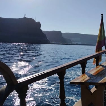 proa barco mondragon con bonita luz