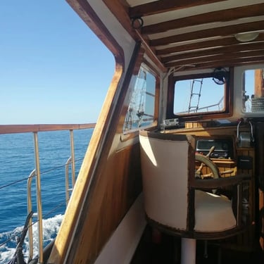 sillon y cabina del barco mondragon, mogan .