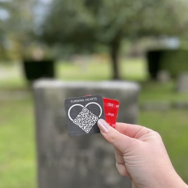 prisiminimų medalionas lentelė su qr kodu apie artimą žmogų išėjusį anapilin