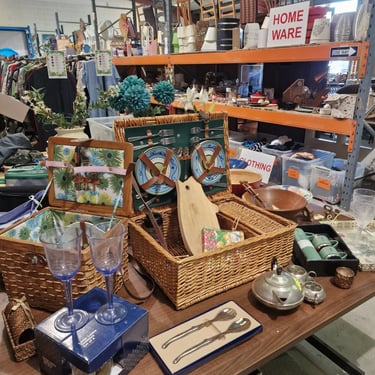 Secindhand household goods, preloved and ready for reuse