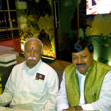 Natwar Goyal sitting with Hindutva Leader RSS President Mohan Bhagwat