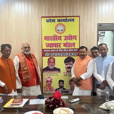 Natwar Goyal in Lucknow standing with AIVF President in Bhartiya Udyog vyapar mandal Office