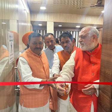 Natwar Goyal in Lucknow standing with AIVF President