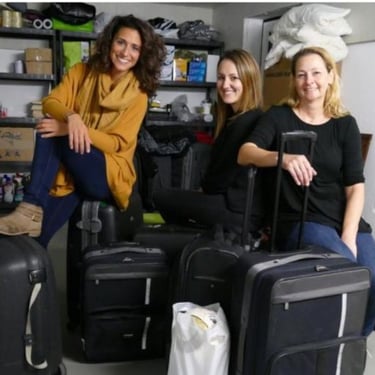 3 PH-Mitglieder mit gepackten Koffern