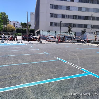 Delimitación de plazas y sentidos de circulación en parking privado.