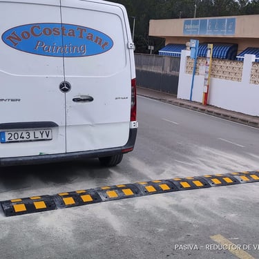 Instalación de reductor de velocidad en carretera