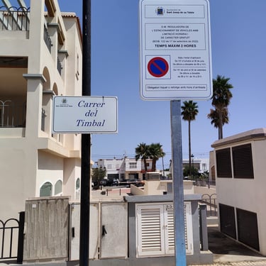 Instalación de señales de tráfico verticales en entorno urbano en Ibiza