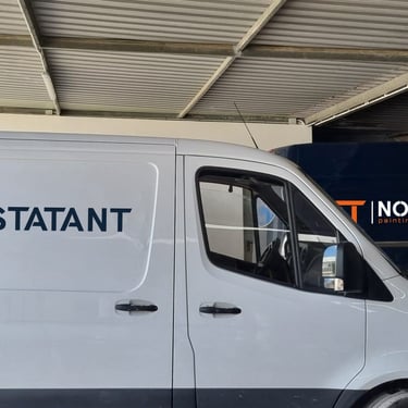 Furgoneta de NCT Painting rotulada con la imagen corporativa, lista para intervenir en obra