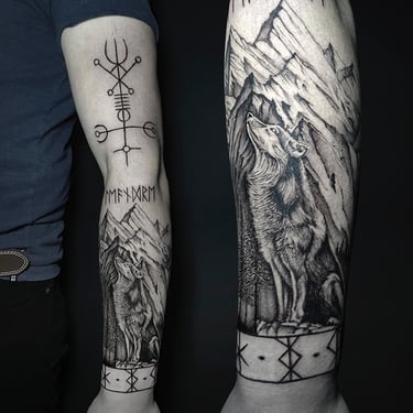 Tatouage d'un loup sur fond de montane avec symboles vikings et nordiques.