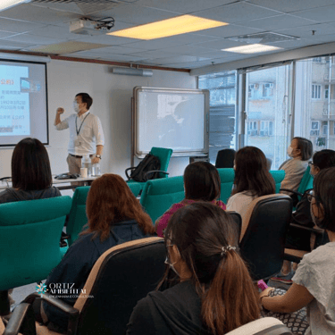 SALA DE AULA COM ALUNOS ASSISTINDO
