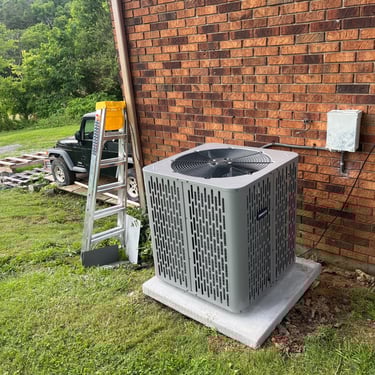 Condenser outside of home in Hartsville, TN. Recent system changeout by Hoot Heating & Cooling.