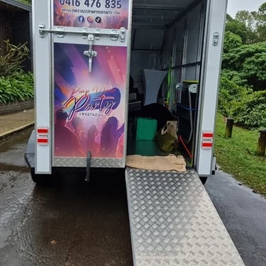 Circle Backdrop captured during a 40th Birthday in Redlandbay, Redlands - party hire by SweetAz Co.