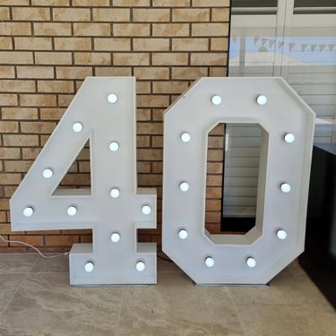 Lightup Number 40 before the party starts at a 40th Birthday in Redlandbay, Redlands - party hire by SweetAz Co.