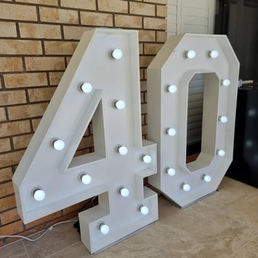Lightup Number forty on the patio before the start of a 40th Event in Redlandbay, Redlands - party hire by SweetAz Co.
