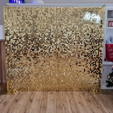 Shimmer Wall captured during a Gold Xmasparty in Cannonhill, Brisbane - party hire by SweetAz Co.