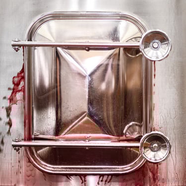 photographie vinification cuve inox trappe métallique Éléonore Parc photographe d’art Bourgogne