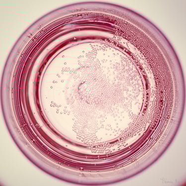 Vue plongeante sur un verre de vin petillant