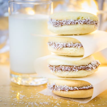 cuatro alfajores en torre y vaso de leche
