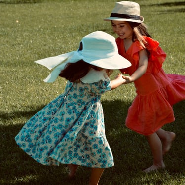 2 niñas jugando en el parque
